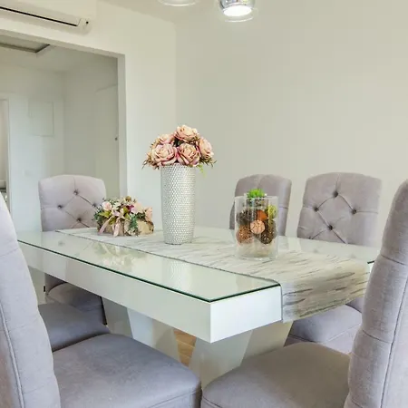 Tone Apartment Makarska